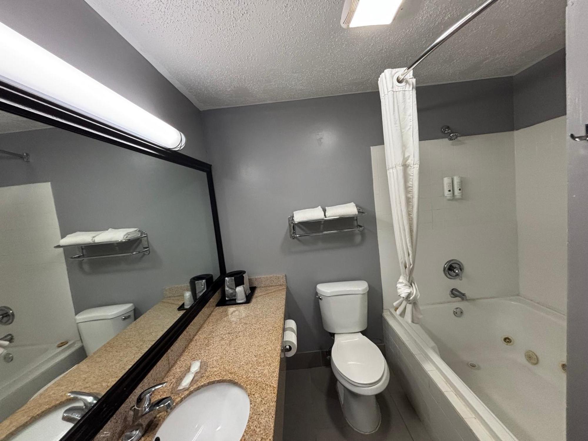 Quality Inn & Suites Woodstock Near Lake Geneva Luaran gambar